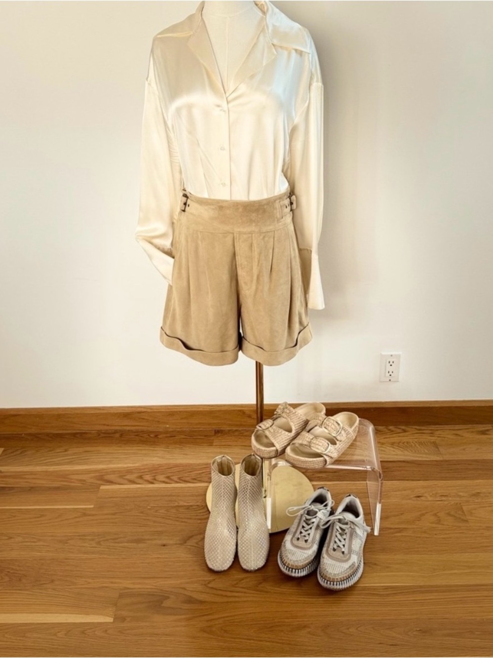 Banana Republic Sand Suede Pleated explorer Shorts